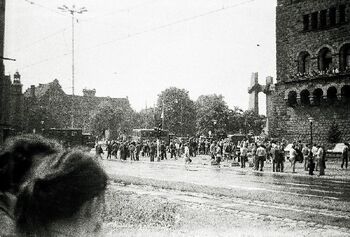 Uczestnicy niezależnej manifestacji na ulicy Św. Marcin w rocznicę Poznańskiego Czerwca 1956