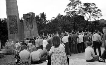Tłumy pod pomnikiem Czerwca 56