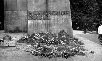 Kwiaty pod pomnikiem Czerwca 56