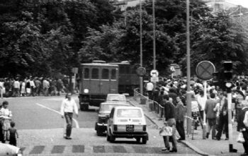 Uczestnicy niezależnej manifestacji na ulicach Poznania w rocznicę Czerwca 1956