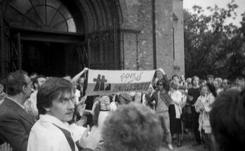 Tłumy przed kościołem MBB w 30. rocznicę Czerwca 56