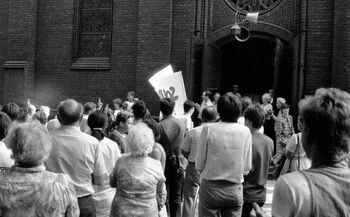 Tłumy przed kościołem MBB w 30. rocznicę Czerwca 56