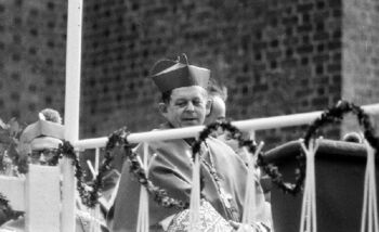 Prymas Polski kard. Józef Glemp podczas mszy w 30. rocznicę Czerwca 56