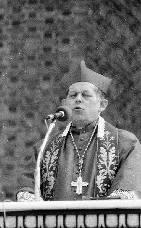 Prymas Polski kard. Józef Glemp podczas mszy w 30. rocznicę Czerwca 56