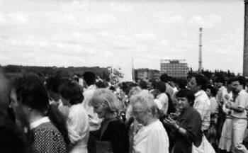 Uczestnicy mszy w 30. rocznicę Czerwca 56 w drodze pod pomnik