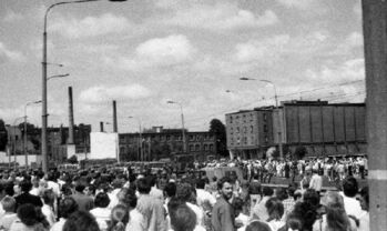 Tłumy uczestników mszy w drodze na Plac Adama Mickiewicza