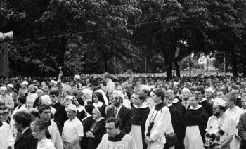 Tłumy uczestniczące we mszy w 30. rocznicę Czerwca 56