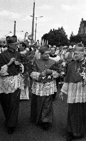 Kard. Franciszek Macharski, prymas Polski kard. Józef Glemp i abp Jerzy Stroba podczas obchodów 30. rocznicy Czerwca 56