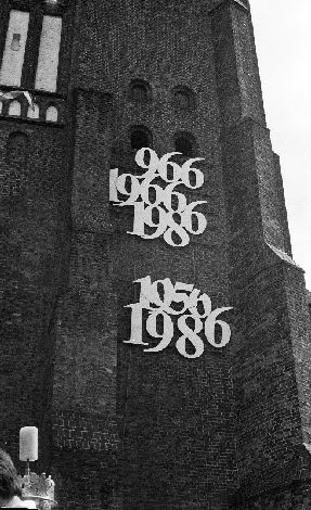 Daty- symbole na ścianie Katedry