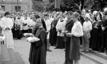 Składanie darów podczas mszy w 30. rocznicę Czerwca 56