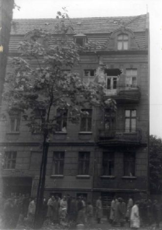 Budynek mieszkalny przy ul. Dąbrowskiego ostrzelany z działa czołgowego