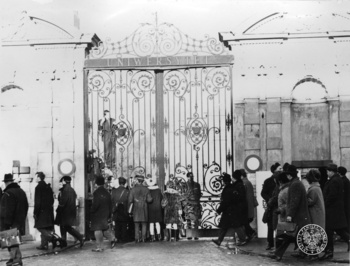 Zdjęcie przedstawiające zebranych przy bramie Uniwersytetu Warszawskiego