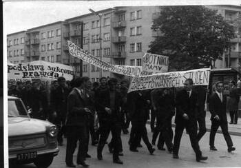 Wrocław - pochód protestujących studentów (fot. z zasobu IPN, autor zdjęcia nieustalony)