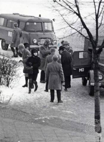 Zdjęcie funkcjonariuszy MO podczas kontroli przechodniów z dnia 13-03-1968 r.