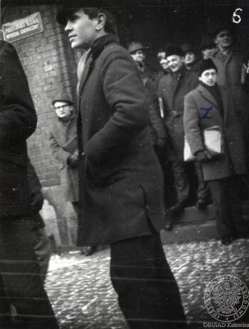 Gliwice, ul. M. Strzody (?), uczestnicy manifestacji studenckiej przed wejściem do gmachu Wydziału Chemicznego w dniu 12-03-1968 r.