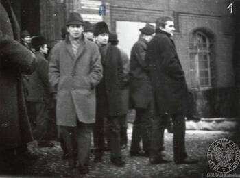 Gliwice, ul. M. Strzody (?), zdjęcie uczestników manifestacji studenckiej z dnia 12-03-1968 r.