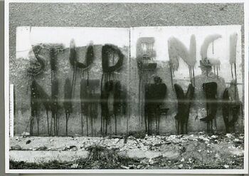 Napis na ścianie budynku: "Studenci niech żyją"