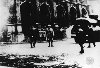 Zamieszki uliczne na ulicach Krakowa w marcu 1968 r., w tle Collegium Novum UJ.