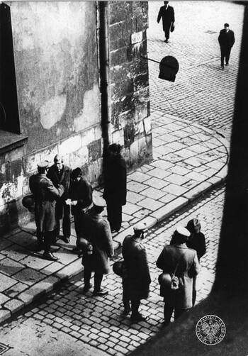 Zamieszki uliczne na ulicach Krakowa w marcu 1968 r., milicjanci legitymują przechodniów na ul. Siennej.