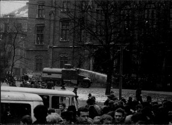 Zamieszki uliczne na ulicach Krakowa w marcu 1968 r., pojazd MO z armatką wodną, Kr_17_33_27-6