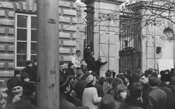 Zdjęcia operacyjne SB, brama główna Uniwersytetu Warszawskiego