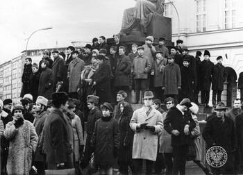 Zdjęcia operacyjne SB, Marzec 1968 r. w Warszawie, Krakowskie Przedmieście, manifestujący zebrani pod pomnikiem Mikołaja Kopernika