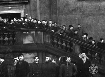 Zdjęcia operacyjne SB, Marzec 1968 r. w Warszawie, Krakowskie Przedmieście, manifestanci zebrani pod kościołem św. Krzyża