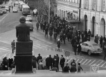 Zdjęcia operacyjne SB, Marzec 1968 r. w Warszawie, Krakowskie Przedmieście, pomnik Mikołaja Kopernika