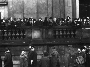 Zdjęcia operacyjne SB, Marzec 1968 r. w Warszawie, Krakowskie Przedmieście, kościół św. Krzyża