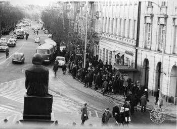 Zdjęcia operacyjne SB, Marzec 1968 r. w Warszawie, Krakowskie Przedmieście, pomnik Mikołaja Kopernika