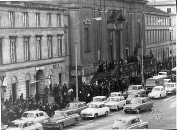 Zdjęcia operacyjne SB, Marzec 1968 r. w Warszawie, Krakowskie Przedmieście, manifestujący zebrani pod kościołem św. Krzyża