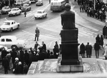 Zdjęcia operacyjne SB, Marzec 1968 r. w Warszawie, Krakowskie Przedmieście, pomnik Mikołaja Kopernika