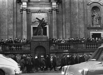 Zdjęcia operacyjne SB, Marzec 1968 r. w Warszawie, Krakowskie Przedmieście, manifestujący zebrani pod kościołem św. Krzyża
