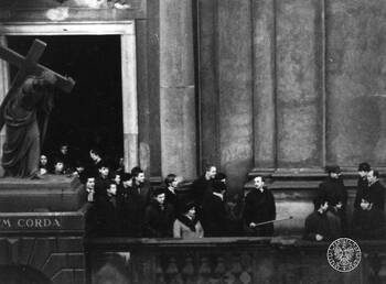 Zdjęcia operacyjne SB, Marzec 1968 r. w Warszawie, Krakowskie Przedmieście, manifestujący zebrani pod kościołem św. Krzyża