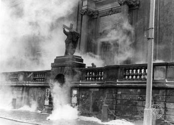 Zdjęcia operacyjne SB, Marzec 1968 r. w Warszawie, Krakowskie Przedmieście, kościół św. Krzyża