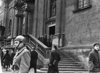 Zdjęcia operacyjne SB, Marzec 1968 r. w Warszawie, Krakowskie Przedmieście, kościół św. Krzyża