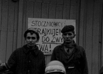 Kadr z filmu przedstawiający strajk w stoczni im. Adolfa Warskiego. Grudzień 1970 r.