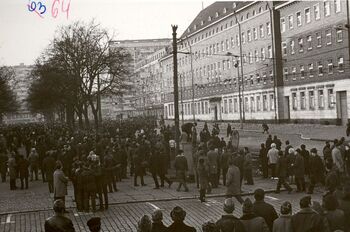 Demonstranci przed Komitetem Wojewódzkim PZPR. Pl. Żołnierza Polskiego, 17.12.1970 r.