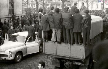 Demonstranci przed Komitetem Wojewódzkim PZPR. Pl. Żołnierza Polskiego, 17.12.1970 r.