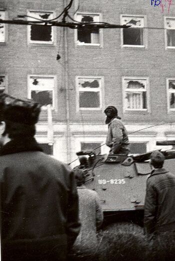 Żołnierze nie reagowali na działania demonstrantów. W tle budynek KW PZPR. Pl. Żołnierza Polskiego, 17.12.1970 r.