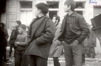 Wśród manifestantów znalazło się wiele dzieci. W tle budynek KW PZPR. 17.12.1970 r.