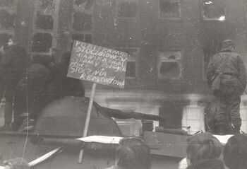 Na transporterach opancerzonych zatykano transparenty z hasłami. 17.12.1970 r.