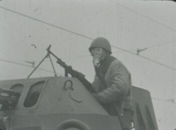Żołnierz na posterunku przed gmachem KW PZPR. Pl. Żołnierza Polskiego 18.12.1970 r.