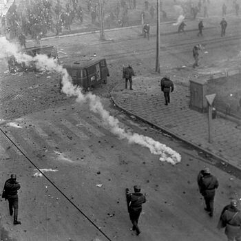 Do zaciętych walk ze stoczniowcami doszło na ul. Stanisława Dubois. 17.12.1970 r. (fot. Stefan Cieślak)