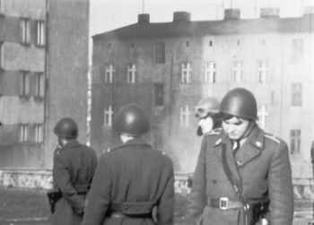 Kadr z filmu przedstawiającego zamieszki na ul. Stanisława Dubois. 17.12.1970 r.