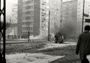Spalony Gaz-66 – wyrzutnia gazów łzawiacych na ul. Stanisława Dubois. 17.12.1970 r.