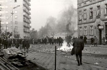 Starcia z milicją na rogu ulic Sławomira i Stanisława Dubois. 17.12.1970 r.