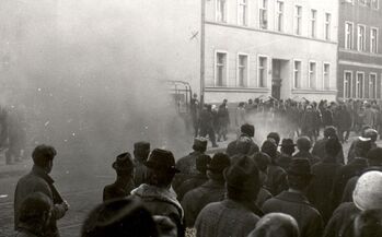 Demonstranci w pochodzie na ul. Parkowej. 17.12.1970 r.