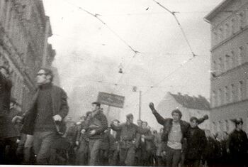 Demonstranci w pochodzie na ul. Parkowej. Kierują się w stronę centrum miasta. 17.12.1970 r.