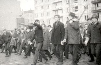 Pochód demonstrantów na ul. Jacka Malczewskiego. 17.12.1970 r.